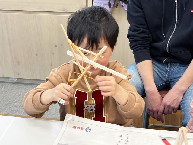 【参加者募集🌟📣夏休みの宿題応援！森林を学んで工作を楽しもう🌲🌳】

はるみらいでは、夏休みに楽しく学べるイベントを続々と実施しています。
8月25日は森林学習と工作のワークショップ。
身近な環境問題にまつわるクイズに挑戦したあと、間伐材（かんばつざい）から生まれた「樹恩割り箸（じゅおんわりばし）」でオリジナル作品を作ります⛵🕸🏠🥢。

自由研究にもぴったりの内容です🧪📝
小学生以上のお子さまやご家族も一緒に、ぜひお気軽に参加ください☆彡

※間伐材（かんばつざい）とは：　森林で、ほかの木の成長を助けるために切り出された木材です。

★★★★★
日時：2024年8月25日（日）
13:00～15:00
申込：要申込（HPよりお申込みください）
場所：工作スタジオ（はるみらい3F）
対象：小学生以上　※小学1～3年生は要保護者同伴、家族で参加歓迎！
料金：500円（当日現金にて）
定員：各回10名（先着）
講師：JUON NETWORK

※お申込みの際に、お子様の学年を必ずご記入ください。
※小学1～3年生は要保護者同伴のため、保護者の方は氏名と、参加希望の場合は、その旨を併せてメッセージ欄にご記入ください。

#はるみらい #harumirai #晴海 #harumi #中央区 #chuocity #森林 #SDGｓ #間伐材 #割り箸工作 #工作 #工作スタジオ #環境学習 #樹恩割り箸 #JUONNETWORK #ワークショップ #夏休み #宿題 #宿題応援 #小学生 #家族で参加 #オリジナル作品 #楽しむ #学ぶ #子どもとおでかけ