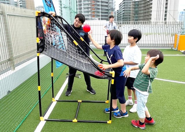 【集まれ★家族で参加歓迎！夏休みのバスケ体験教室】

はるみらいでは、子どもや家族のための夏休みイベントを続々実施しています🌻✨
8月23日はバスケットボールの体験教室🏀

プロバスケットボールチーム（東京ユナイテッドバスケットボールクラブ）の案内のもと、仮設のゴールを使ってのシュートチャレンジや、チームマスコットとの触れ合いをお楽しみいただけます🏀🔥
事前申し込み不要、開催時間中いつでも参加OK！
涼しい館内でぜひお気軽に、ご家族やお友達と一緒にお越しください🌱

★★★★★
日時：2024年8月23日（金）13:00～15:00
※マスコット登場予定時間 ①13:15-13:30／②14:30-14:45
申込：不要、会場にて随時参加受付・出入自由
場所：地域活動スタジオ（はるみらい1F）
対象：どなたでも
※シュートチャレンジは小さいお子様にも体験いただけます。
料金：無料
定員：なし
案内：東京ユナイテッドバスケットボールクラブ（TUBC）

#はるみらい #harumirai #晴海 #harumi #中央区 #chuocity #地域活動スタジオ #バスケ #バスケットボール #スポーツ #体験 #シュート #チャレンジ #TUBC #東京ユナイテッドバスケットボールクラブ #チーム 
#マスコット #ユナイト #UNITE #家族 #友だち #夏休み #子どもとお出かけ #一緒に参加 #楽しむ #どなたでも #参加自由 #涼しい #クーリングシェルター