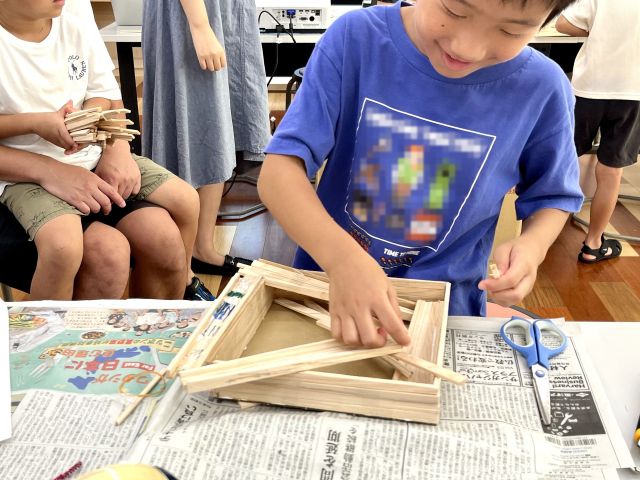 【レポート📝夏休みの宿題応援！森林を学んで工作を楽しもう🌲✄】

去る8月25日（日）に開催しました「夏休みの宿題応援！森林を学んで工作を楽しもう」の様子をご紹介します。
※一部写真にぼかし・モザイク加工をしております。

SDGsをテーマに子どもたちの夏休みの宿題を応援する講座👒🍉
都市と農山漁村の支え合いを広げる NPO法人JUON NETWORKのスタッフさんを講師に迎え、日本の森林にまつわるクイズと、間伐材を原料とする割り箸を使っての自由工作を楽しんでいただきました。

クイズでは初めに３択問題に挑戦。
森林の役割や手入れの大切さを学び、大事なポイントをワークシートに書き込みました✍
続いては10種類の日用品のうち「木から生まれたものとそうでないもの」を分類するゲームです⭕❌
参加者たちはそれぞれの実物を手に、感触や匂いを確かめ興味津々✨🔍👀
ラベルの絵からヒントを見出すなど鋭い観察眼も発揮されました🕵

そしていよいよお楽しみの工作タイムです💓
間伐材から生まれた「樹恩（じゅおん）割り箸」の訳有り品を材料とするため、各々好きなだけ使いたい放題！🙌
机の上に山積みにして、星や家の形に組んだり、立体迷路などのおもちゃを考案したり🏠🌠
色ぬりや飾りつけにもこだわって、制作時間が足りないくらい、自分だけの作品づくりに没頭しました🤩

最後に1人1つずつ「樹恩割り箸」の完成品がプレゼントされました🥢
講師によれば、国産の木の製品を選んで使うことが森を育て、守ることに繋がるそう🌲🌼🌳
2時間たっぷり頭と手を働かせて、毎日の生活と環境との結びつきを実感できたのではないでしょうか。

#はるみらい #harumirai #晴海 #harumi #中央区 #chuocity #森林 #SDGｓ #間伐材 #割り箸工作 #工作 #工作スタジオ #環境学習 #樹恩割り箸 #JUONNETWORK #ワークショップ #夏休み #宿題 #宿題応援 #小学生 #家族で参加 #オリジナル作品 #楽しむ #学ぶ #子どもとおでかけ
1分前