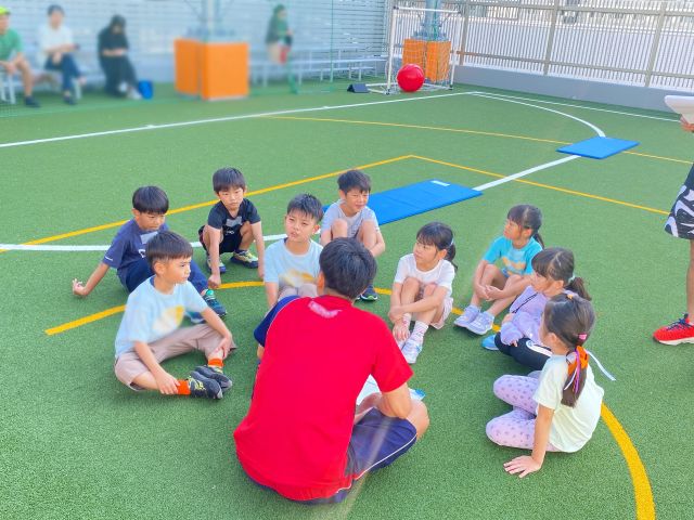 【🏃走りかた教室の様子📸】

10月13日（日）はるみらい４Ｆの屋上運動スタジオにて、「走りかた教室」を実施しました✨
当日の様子をシェアします📷
※一部写真にぼかし、モザイク加工をしております。

5月に行った第１弾に次ぐ、走りかた教室第２弾！
9/28（土）に開催予定でしたが、生憎の雨で10/13（日）に延期となりました🌧

当日はお天気にも恵まれ、10月と思えないほどの温かさと快晴☀
翌日がスポーツの日なので、運動会が近かった子どもたちも多かったのではないでしょうか？😊💭

講師は今回もコナミスポーツクラブのインストラクターをお招き！
まずは入念なストレッチで、けがの予防をしっかりと行い、一人ずつタイム測定⏱
そのあとは、バトンを持って腕の振り方のレクチャーを受けたり、正しい姿勢や足の高さなど、実際に動きながら学びました。
途中、鬼ごっこやかけっこを交えて、一時間たっぷり気持ちの良い汗をかきました🏃✨

最後は、今まで教わったことを思い出しながらもう一度タイム測定👀🌟
今日の走りかたのヒントが、皆さんの運動会での活躍に繋がることを願って🍀

ご参加いただいた皆さま、ありがとうございました🌱

#はるみらい #harumirai #晴海 #harumi #中央区 #chuocity #走りかた #走りかた教室 #コナミスポーツクラブ #運動 #屋上 #快晴 #ぽかぽか #スポーツ #運動会 #体育祭 #かけっこ #リレー #バドン #小学生